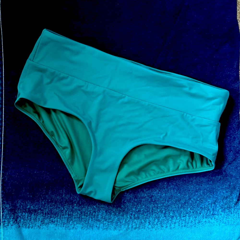 Athleta boy short swim bottoms